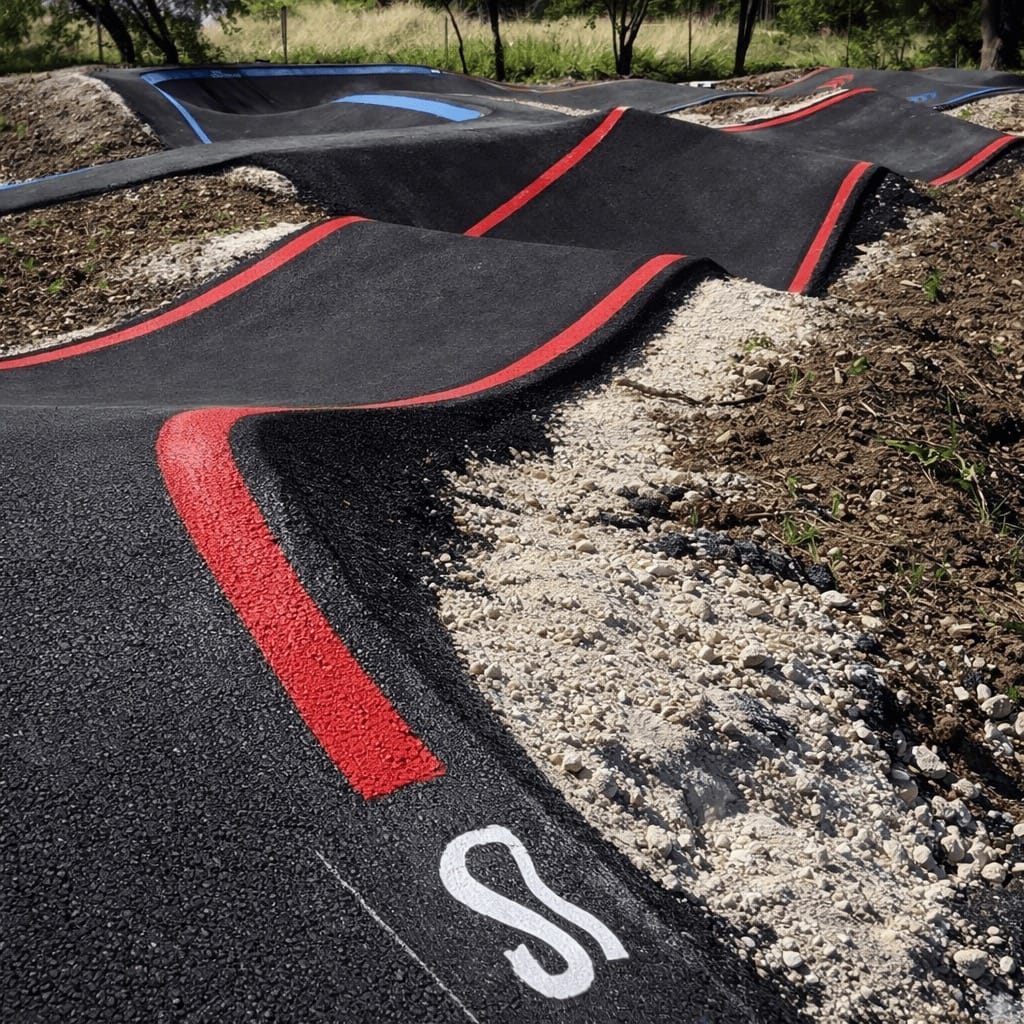 signalisation sol pumptrack couleur piste bleue rouge