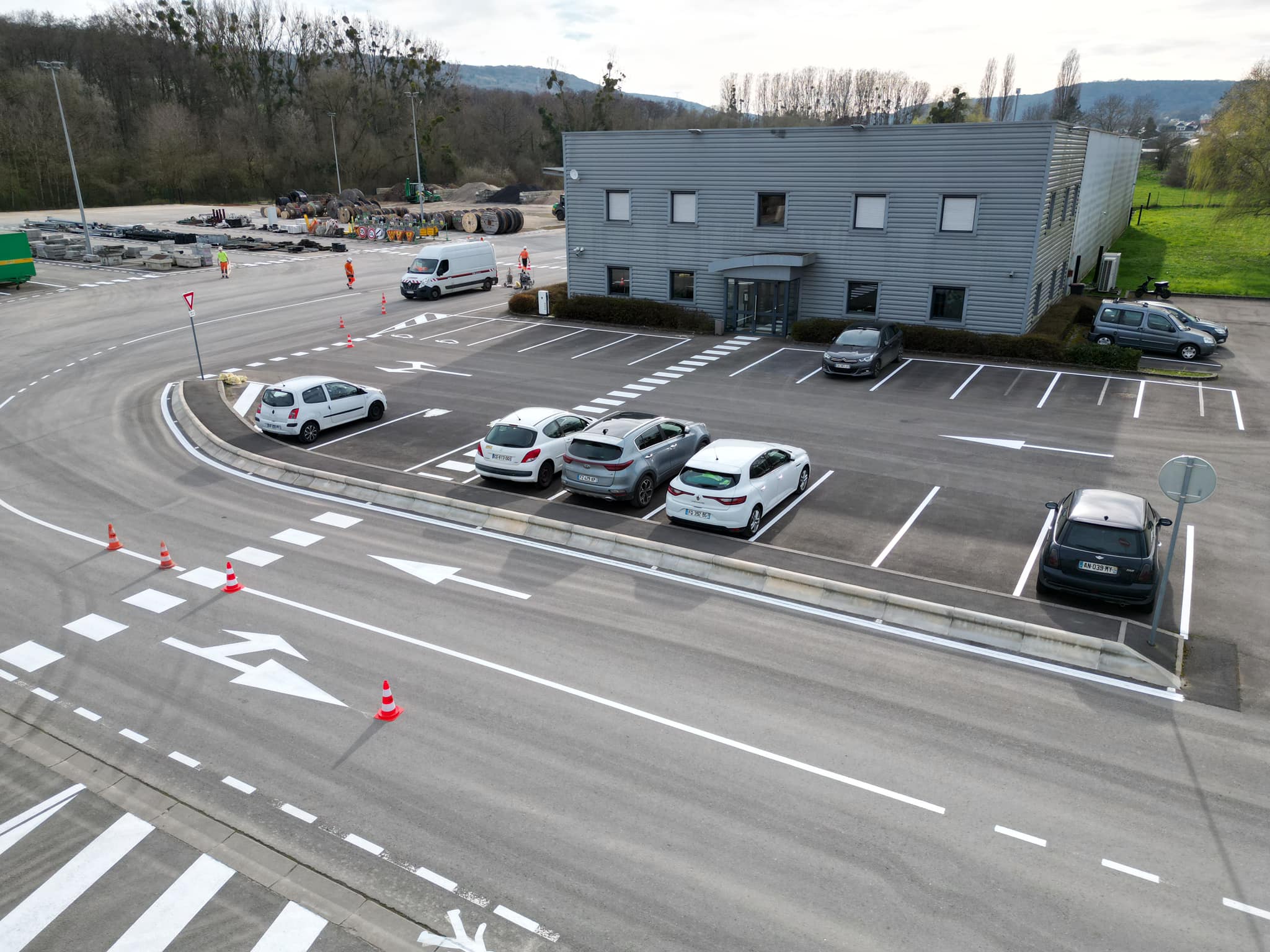 Signalisation horizontale et marquage routier sur parking d'entreprise par C2 Marquage