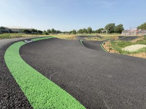 Intervention de marquage au sol sur une pumptrack réalisée par C2 Marquage.