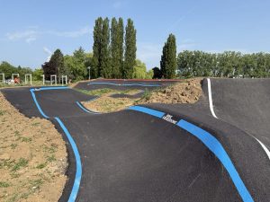 Courbe de pumptrack avec marquage vert pour orienter les usagers.