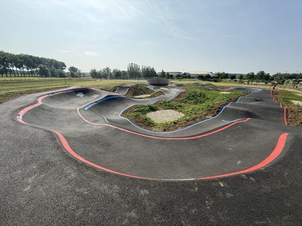 Vue d’ensemble d’une pumptrack avec marquage au sol coloré pour équipement sportif communal.