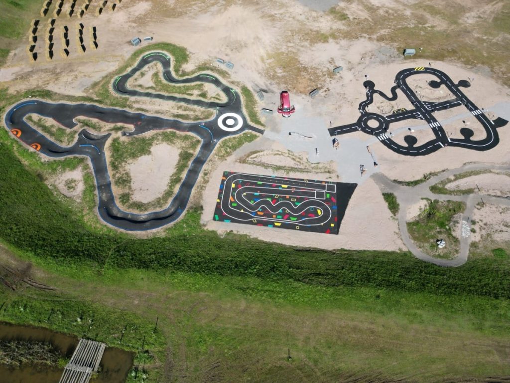 Vue aérienne de l’équipement sportif du Stade des Perrey à Saint-Nabord