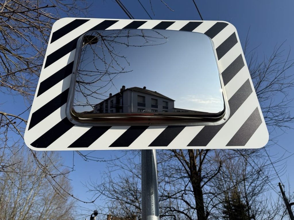 Fixation arrière d’un miroir routier sur mât galvanisé