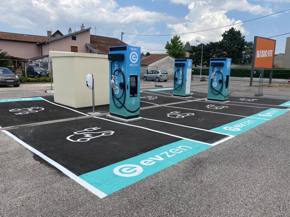Marquage au sol de places de recharge électrique sur parking