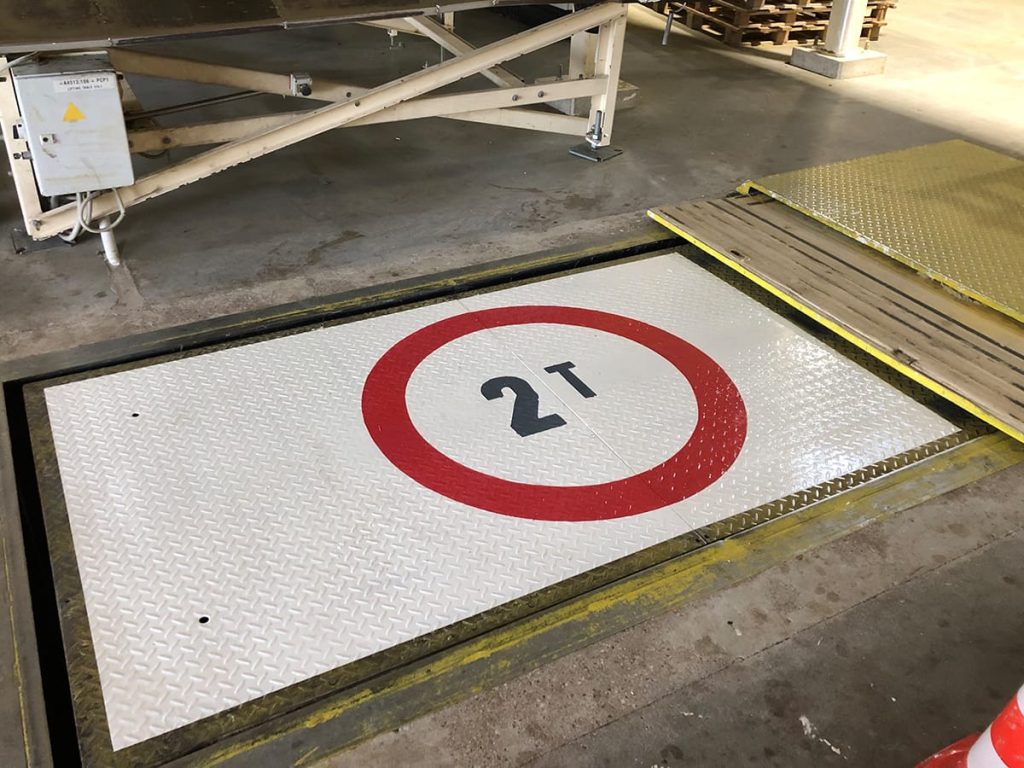 Marquage au sol industriel pour limitation de charge en zone technique usine Knauf Illange