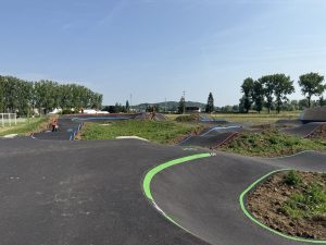 Marquage de courbe sur pumptrack pour sécuriser un équipement sportif communal.