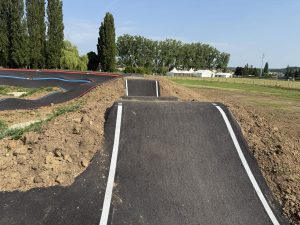 Marquage directionnel vert sur pumptrack destiné aux mobilités actives.
