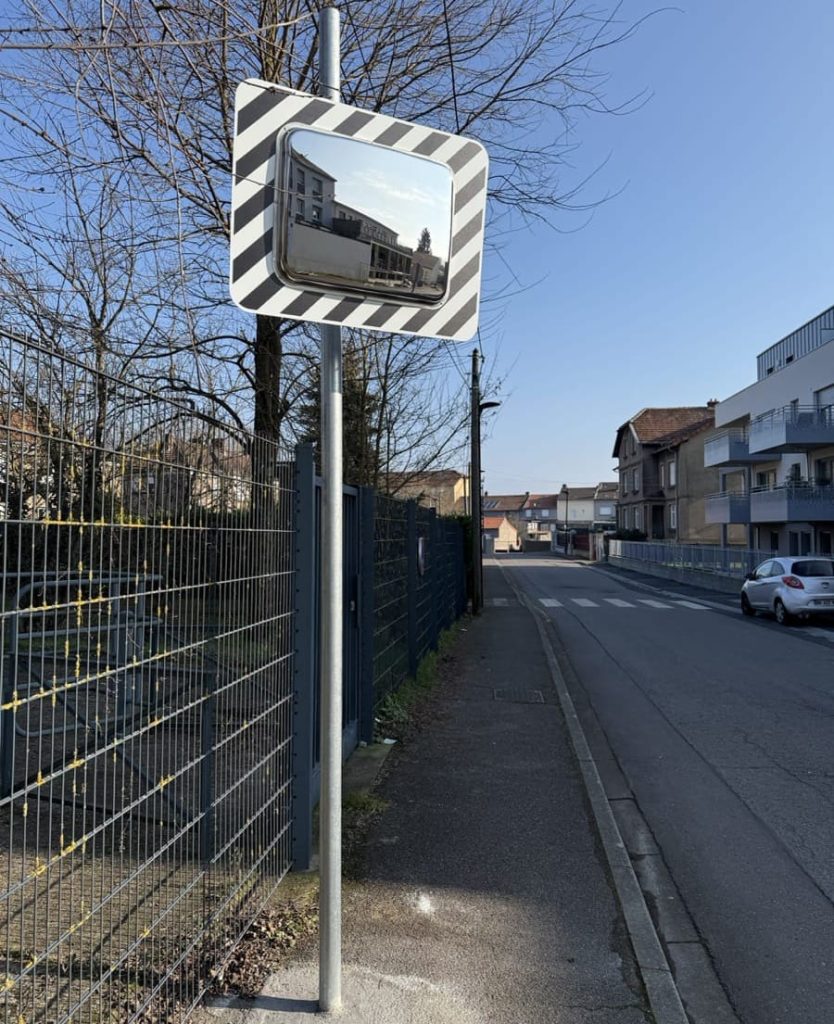 Miroir routier réglementaire en agglomération à Uckange (57)