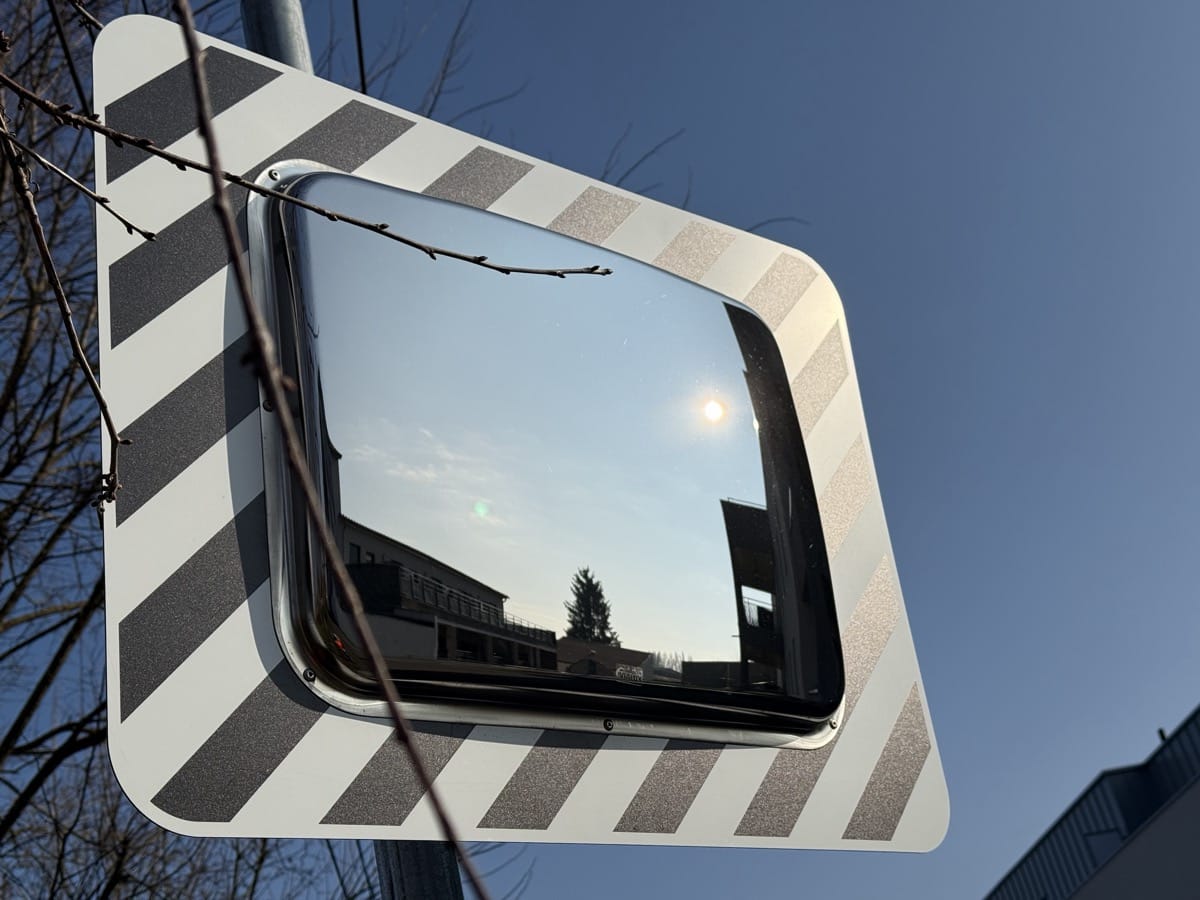 Miroir routier en intersection urbaine Moselle
