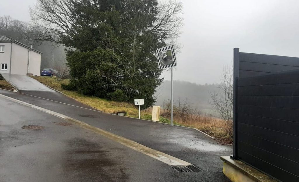 Miroir routier installé à une intersection avec STOP à Rédange