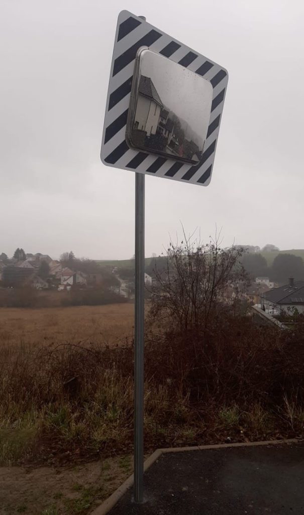 Miroir routier en centre-bourg à visibilité réduite