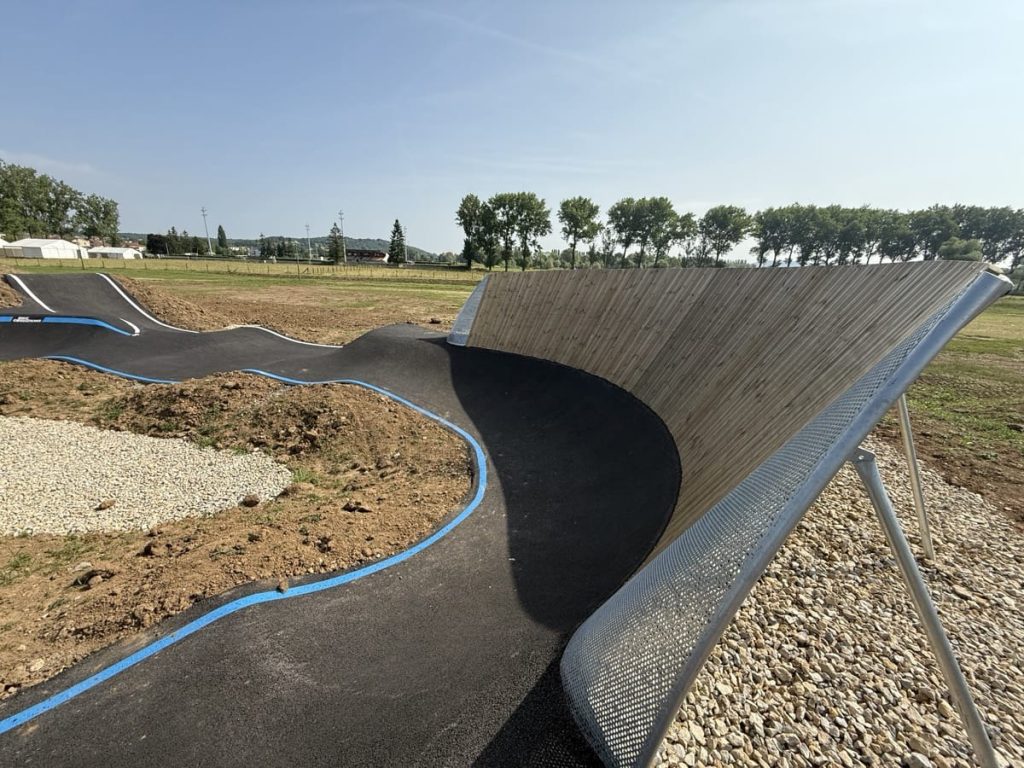 Module en relief sur pumptrack avec marquage latéral pour délimiter la trajectoire.