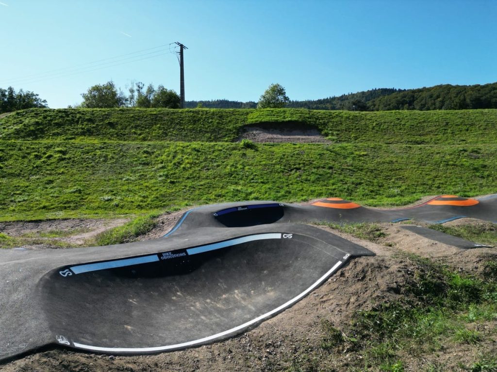 Enchaînement de virages sur pumptrack
