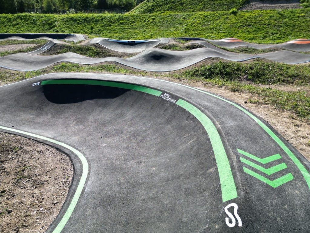 Ligne de bosses sur le pumptrack de Saint-Nabord