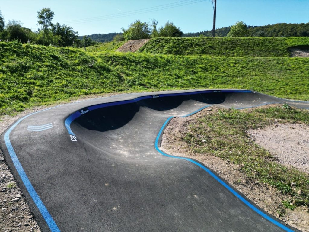 Virage relevé du pumptrack avec marquage directionnel