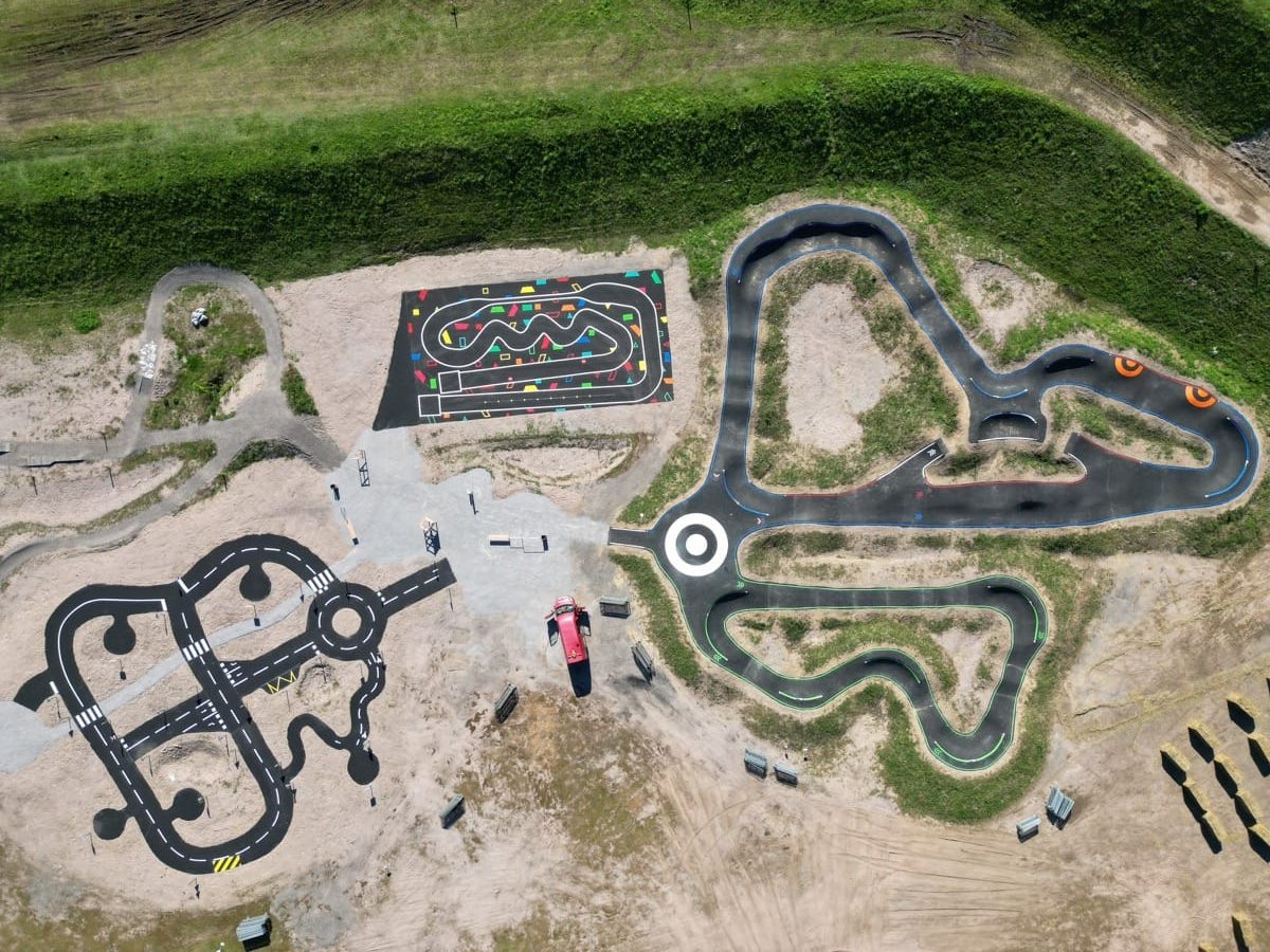 Pumptrack de Saint-Nabord au stade des Perrey avec piste principale, mini-stade VTT et espace mobi’ludique