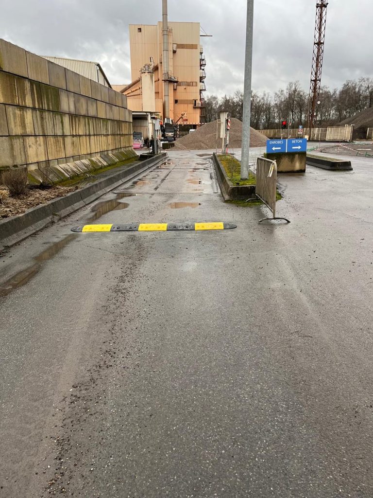 Ralentisseur industriel noir jaune sur plateforme logistique en Moselle