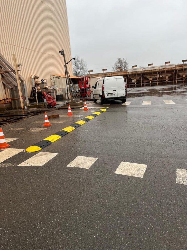 Ralentisseur voie privée en zone de manœuvre d’entrepôt industriel