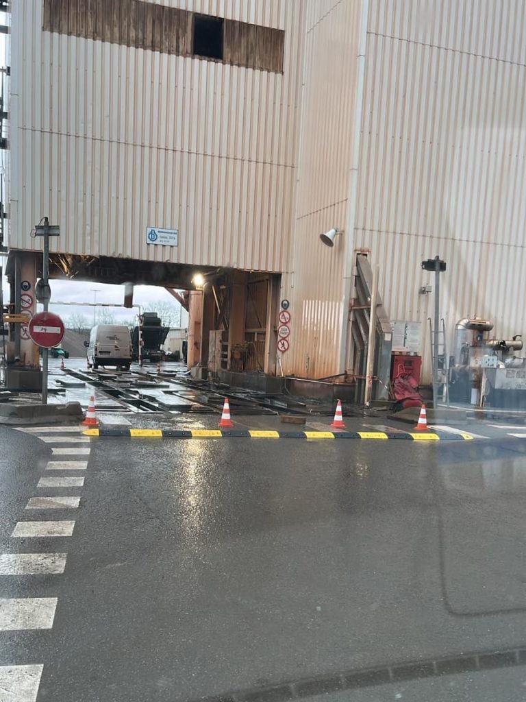 Ralentisseur installé à proximité d’un passage piéton en site industriel