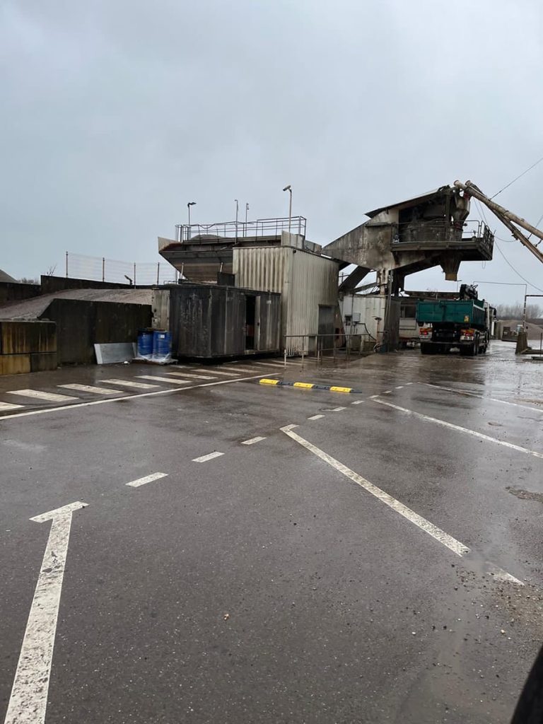 Dos d’âne modulaire noir jaune sur site industriel en Moselle