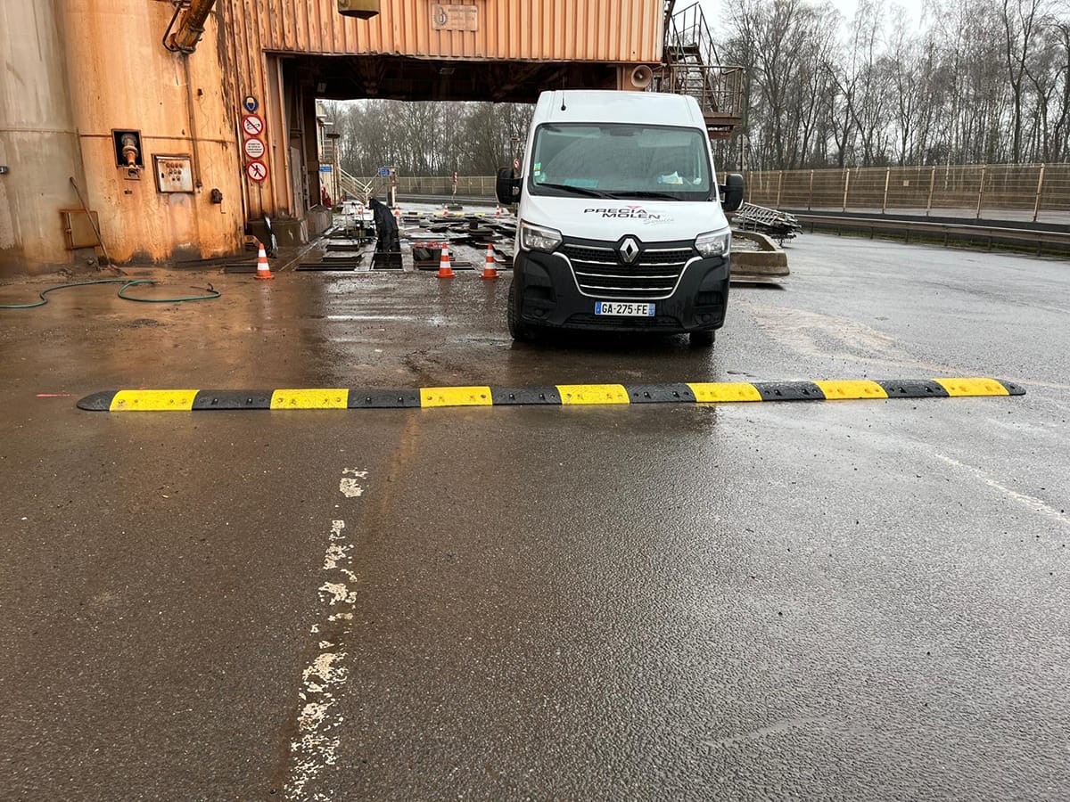 Ralentisseur noir et jaune installé à l’entrée d’un site industriel à Mondelange en Moselle (57)