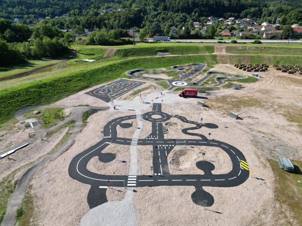 Vue aérienne de l’équipement sportif du Stade des Perrey à Saint-Nabord avec pumptrack et espace mobi’ludique
