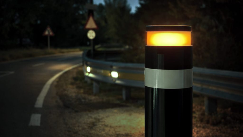 tete potelet lumineux solaire led orange signalisation virage dangereux ralentissement