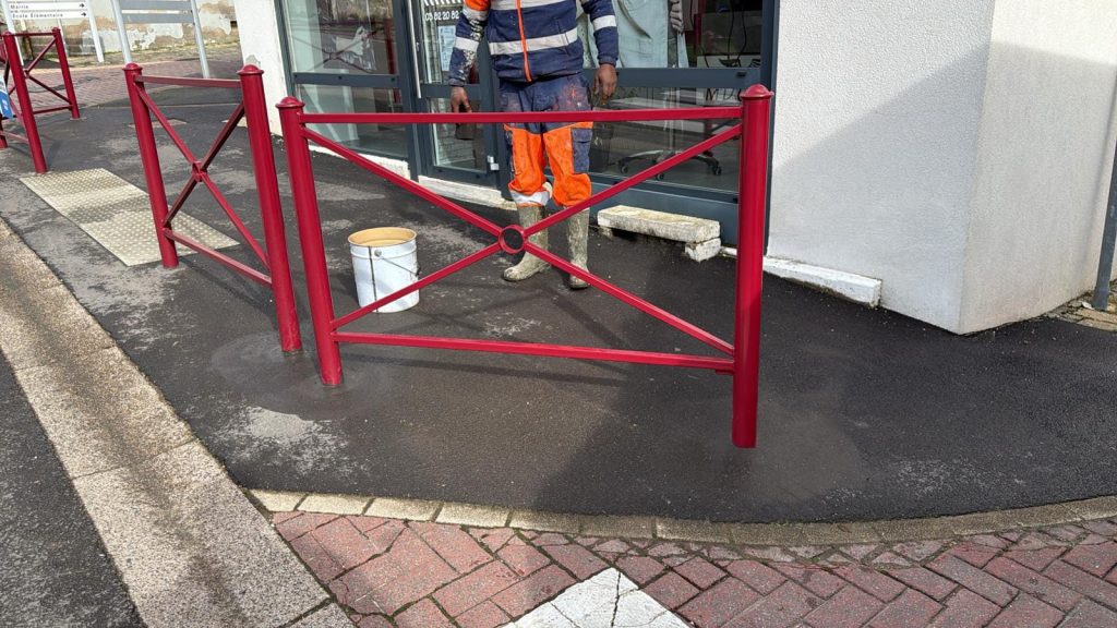 mobilier urbain barrière de sécurité pour piétons en commune
