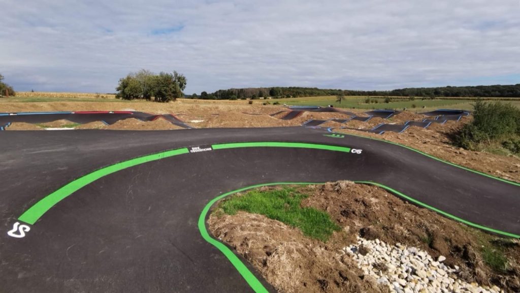 virage relevé pumptrack marquage bleu C2 marquage