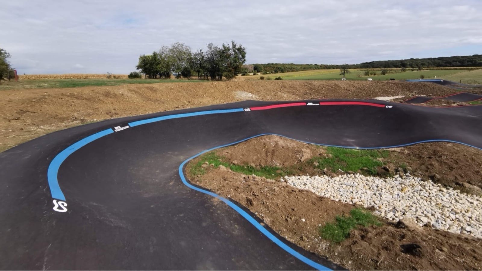 aménagement pumptrack Metzeresche tables aire repos