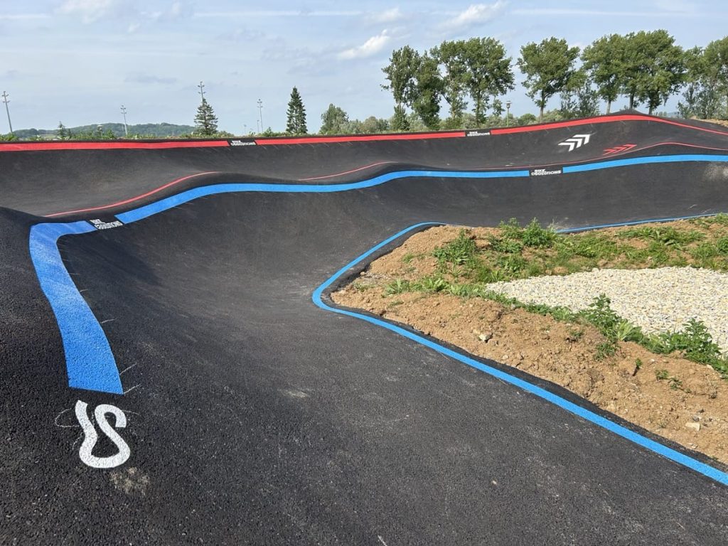 structure d'une pumptrack bosses et virages relevés