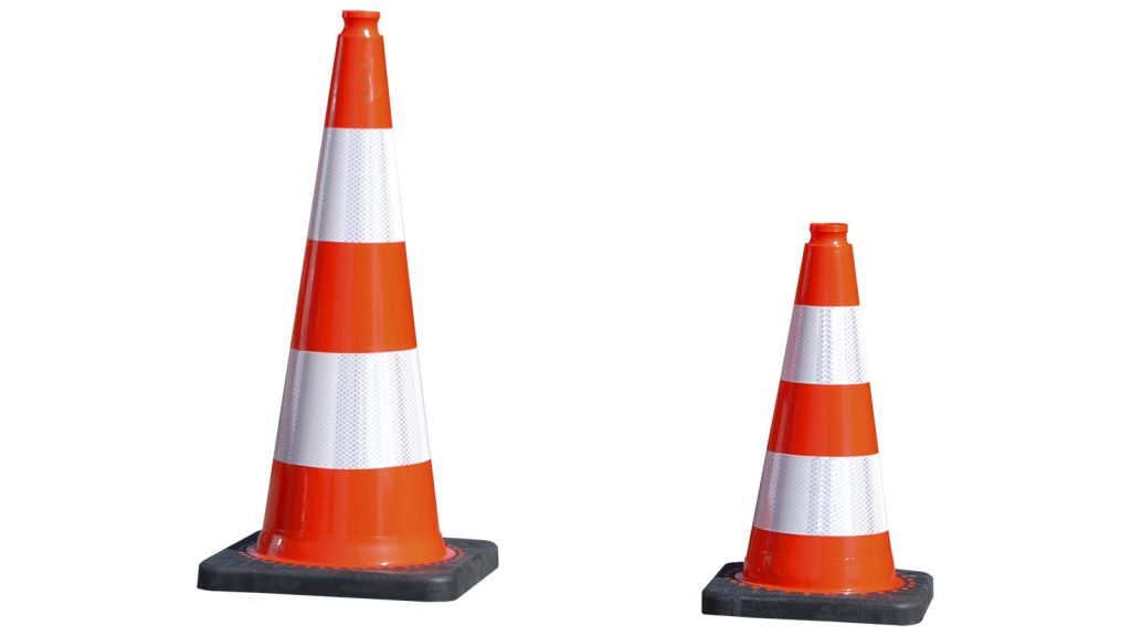 Deux cônes de signalisation orange lestés 225 mm de hauteurs différentes pour balisage temporaire de chantier