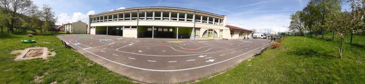 Vue panoramique de la cour d'école de Hargarten-aux-Mines avec circuit routier pédagogique et marquages colorés réalisés par C2 Marquage