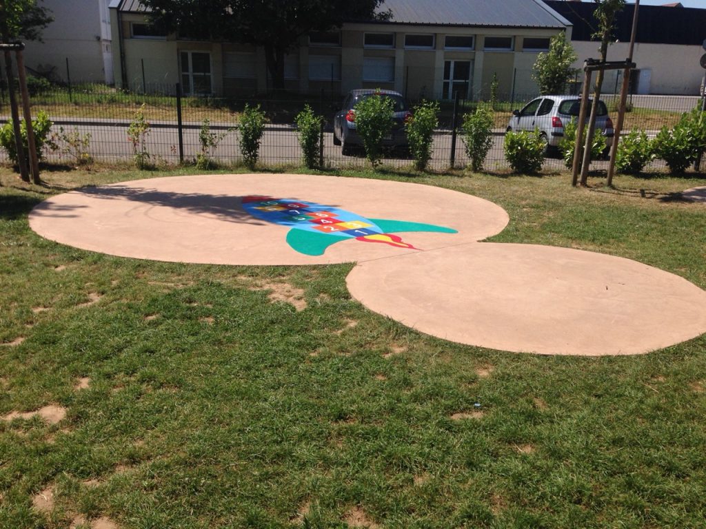 Marelle colorée avec motif d'île et palmiers peinte au sol d'une cour d'école par C2 Marquage