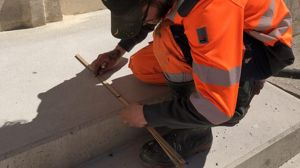 mesure implantation bande podotactile norme PMR