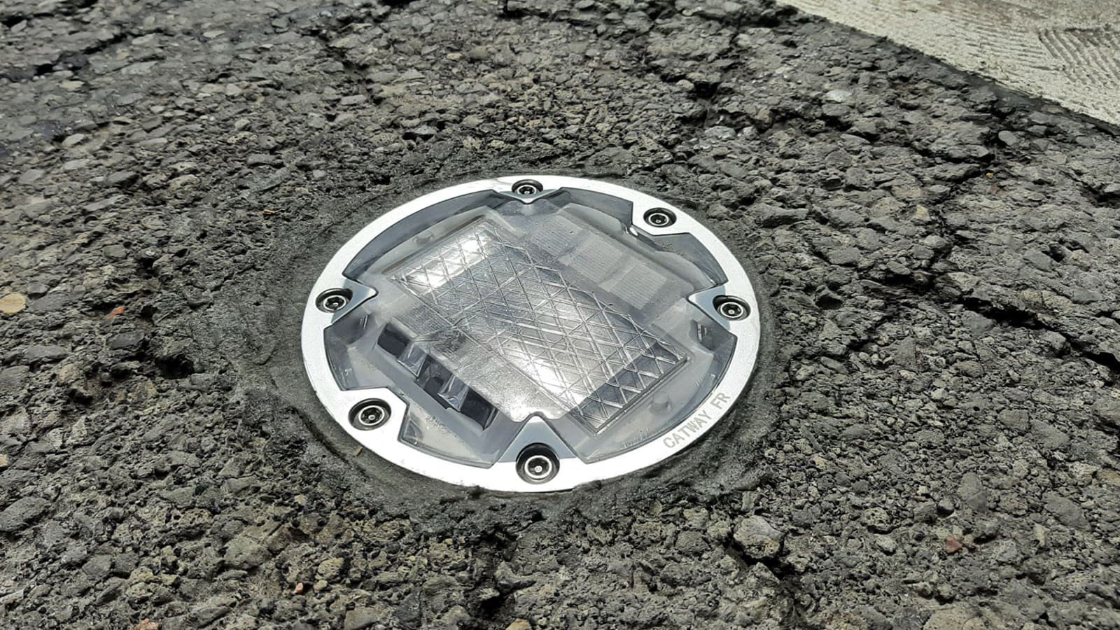 Plot solaire encastré à Longuyon : dispositif LED de sécurisation des passages piétons (plots solaires Longuyon)