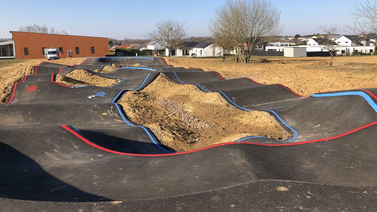 Pumptrack de Cosnes-et-Romain (54) - Réalisation C2 MARQUAGE