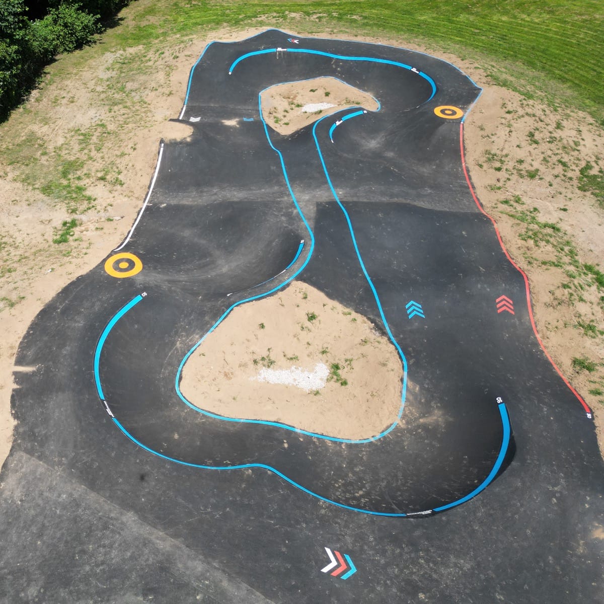 Vue aérienne de la pumptrack de Épinal (88) - Réalisation C2 MARQUAGE