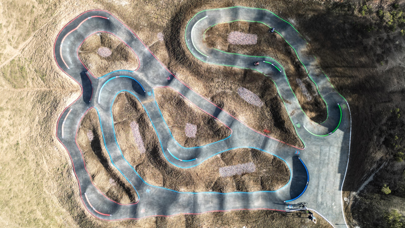 Vue aérienne de la pumptrack de Forbach (57) - Réalisation C2 MARQUAGE