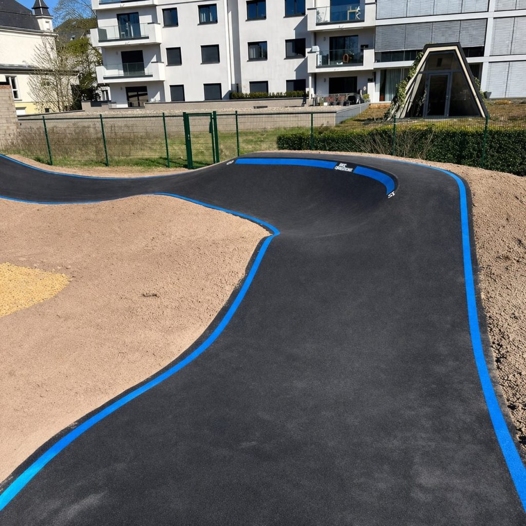 pumptrack Kayl Luxembourg virage large marquage bleu