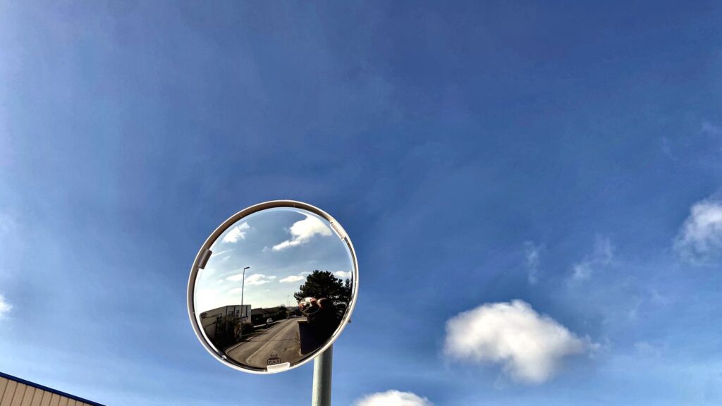 Miroir de voirie installé en voie privée pour sécuriser un accès en résidence ou copropriété