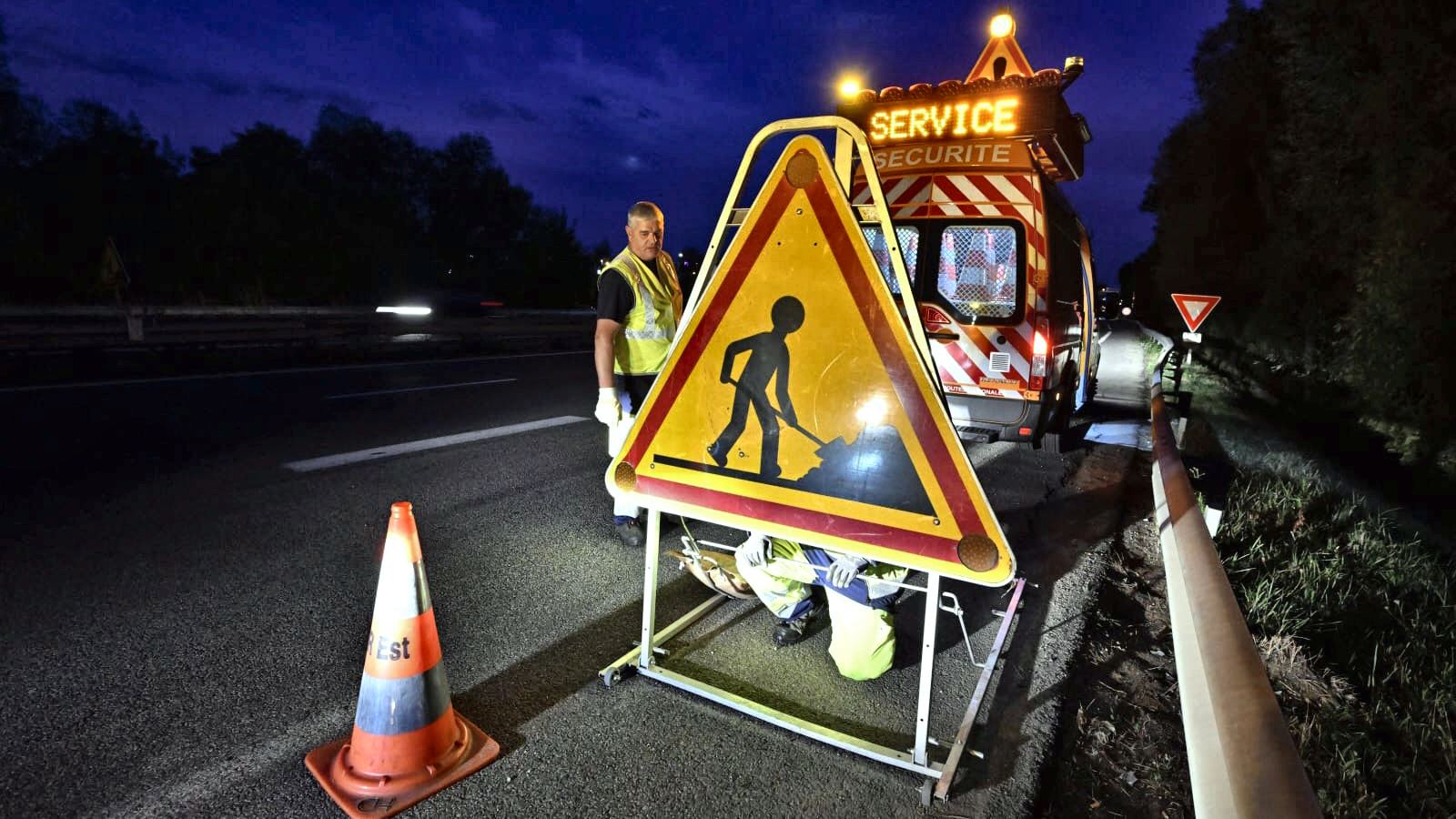 Personnel de la DIR Est en intervention sur autoroute A33 protégé par un balisage de sécurité (corridor de sécurité)