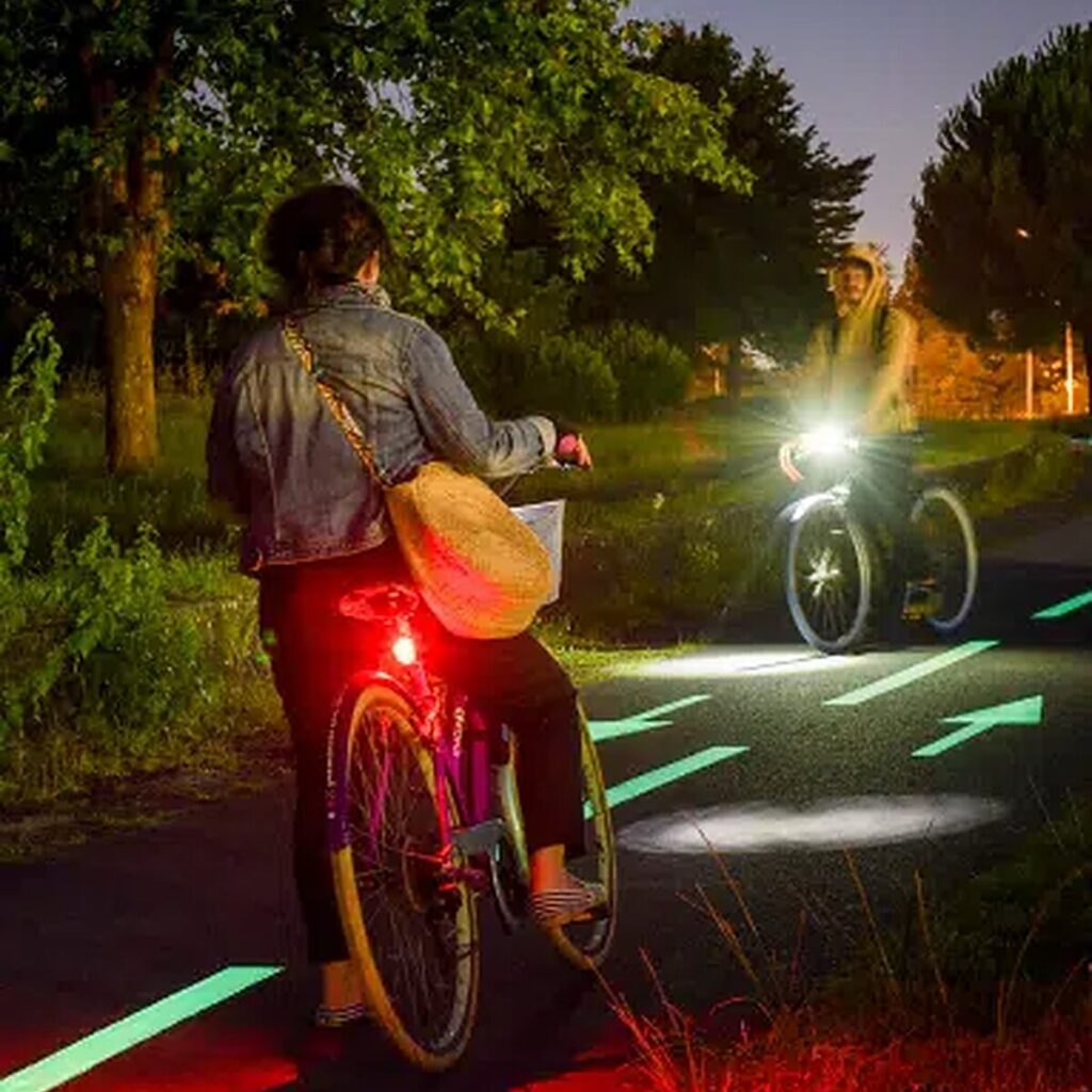 Piste cyclable balisée par marquage photoluminescent vert visible la nuit