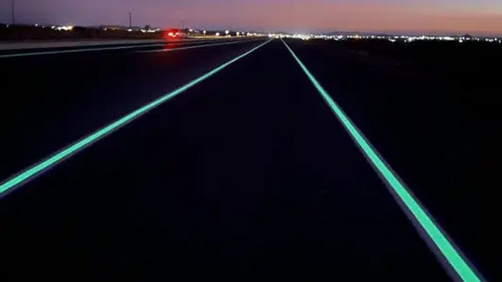 Lignes continues photoluminescentes pour balisage routier nocturne