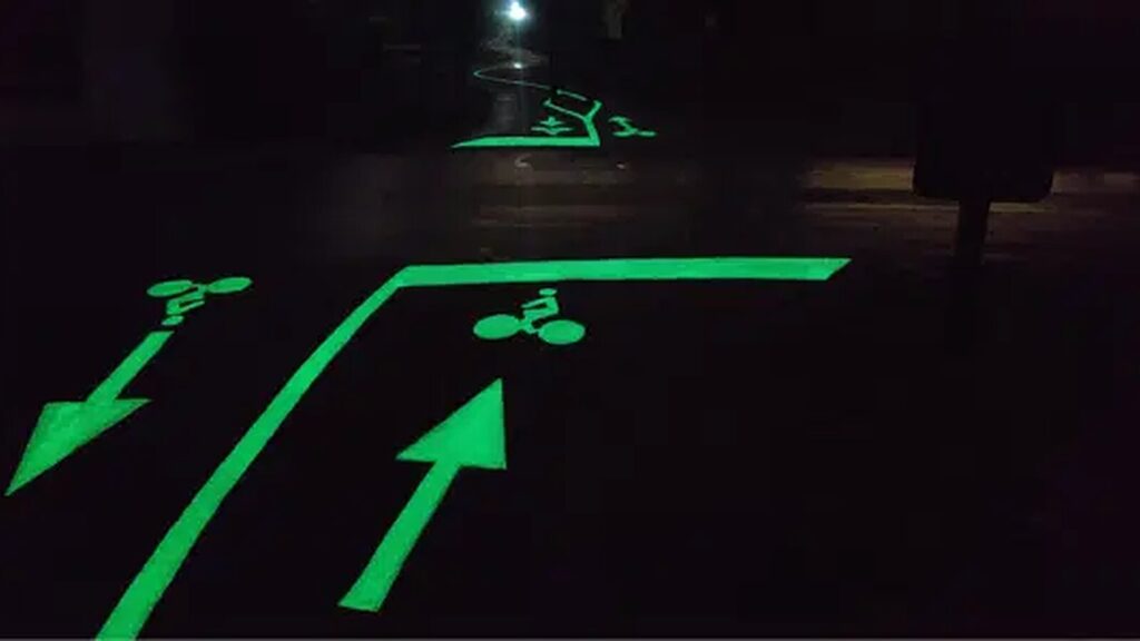 Marquage photoluminescent guidant les usagers à une intersection peu éclairée