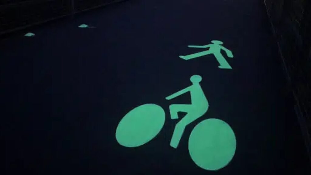Pictogrammes au sol photoluminescents améliorant l'accessibilité nocturne