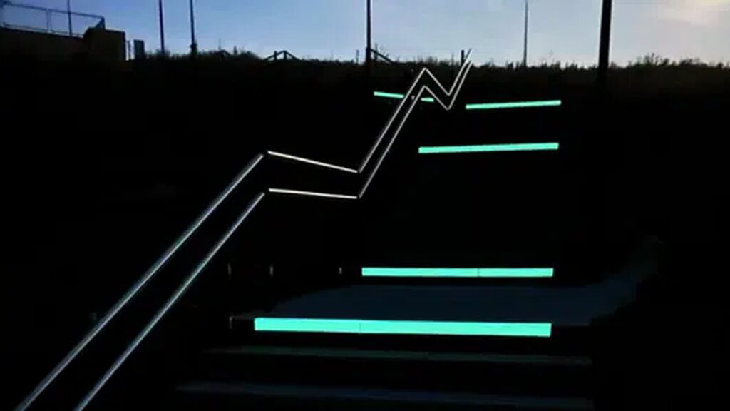 Bandes photoluminescentes sur les nez de marche d'un escalier pour la sécurité des piétons