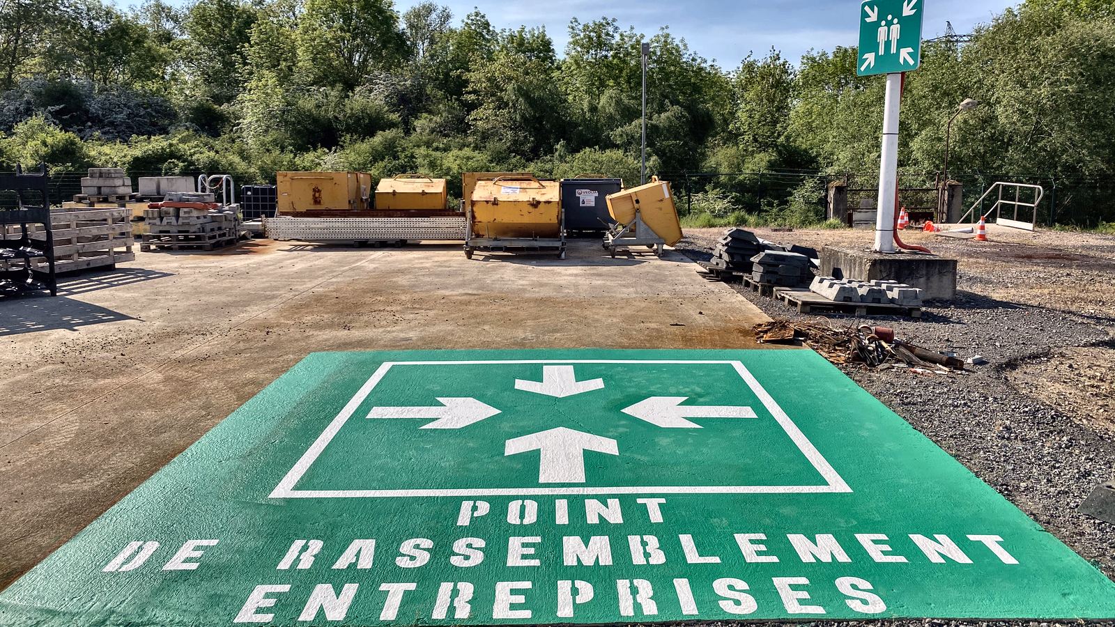 Panneau et marquage au sol point de rassemblement installés en entreprise par C2 MARQUAGE