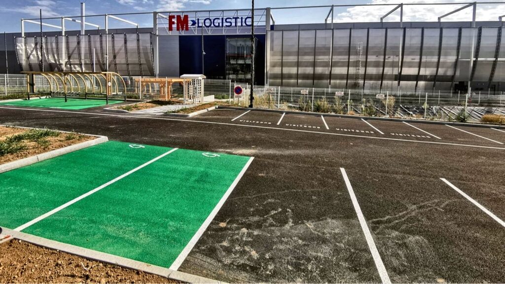 Marquage au sol vert avec pictogramme véhicule électrique sur place de stationnement