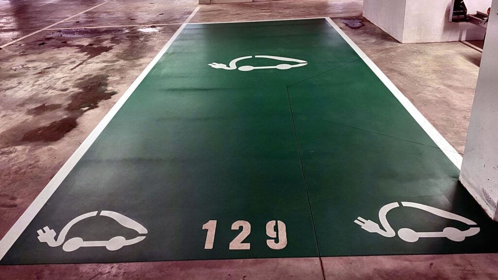 Borne de recharge installée sur une place de stationnement réservée aux véhicules électriques